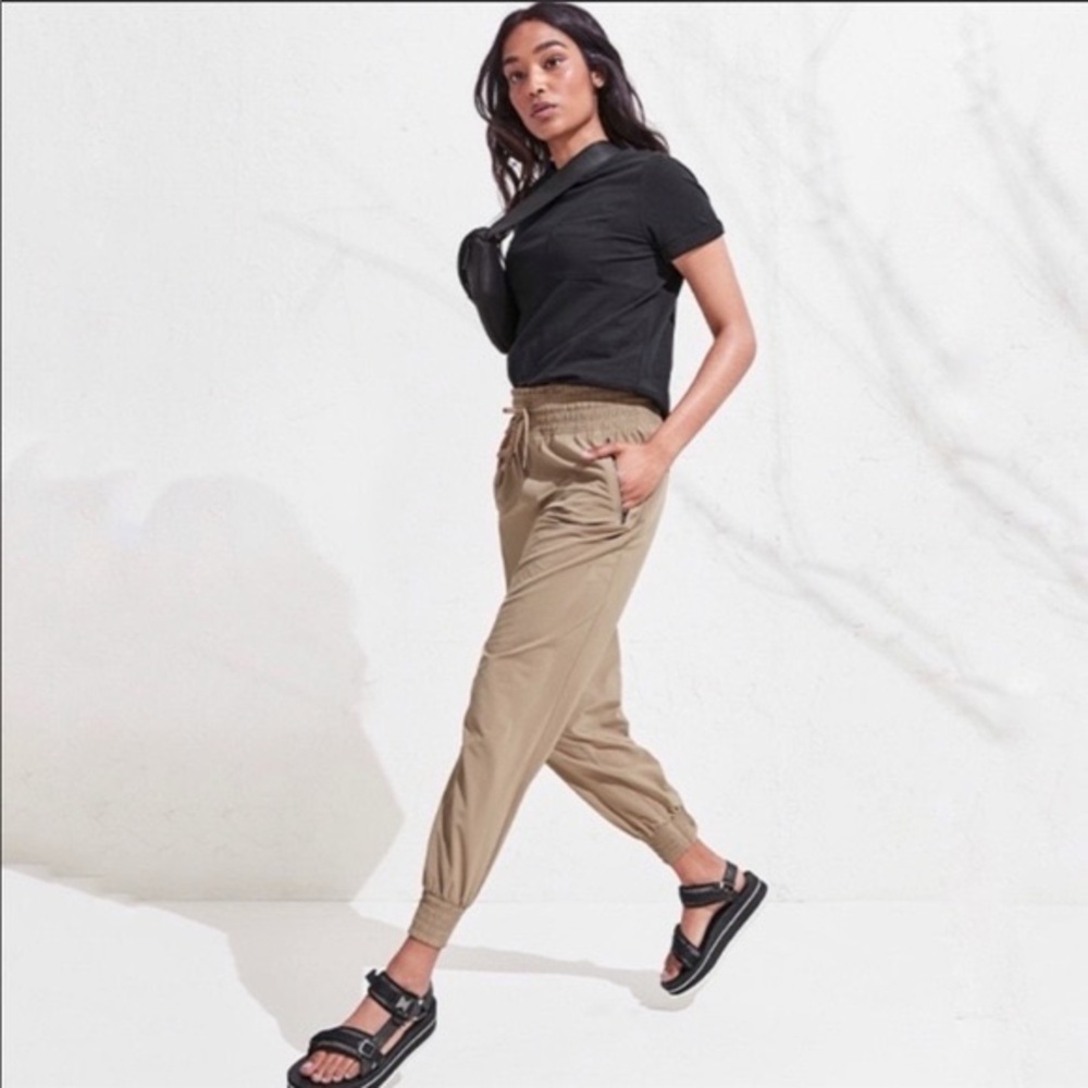 EUC Athleta Camden Jogger Pant in Brownstone Beige 6